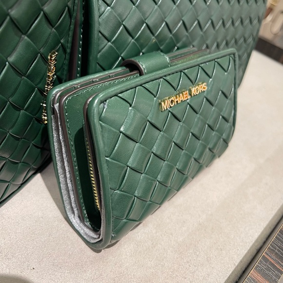 MICHAEL KORS Jet Set Medium Woven  Bifold  Zip CN Wallet
Moss
NWT - Picture 15 of 16